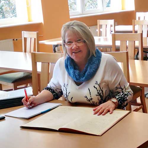 Familienforscherin bei der Recherche im Archiv