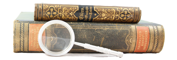 Alte Bücher und eine Lupe